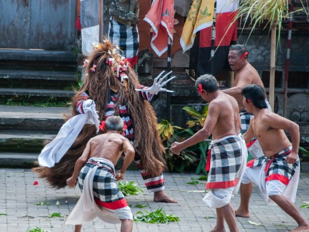 Followers of the Barong helping to fight the Rangda