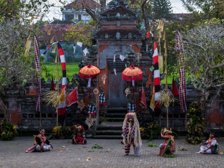 Pura Puseh with the actors on stage