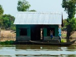 Floating home on Stoeng Sangke river