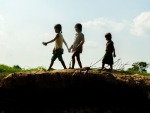Children playing on the banks of Stoeng Sangke river
