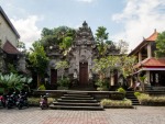 ubud-city-bali-indonesia-museum-puri-lukisan-m-the-entrance-to-ubud-museum