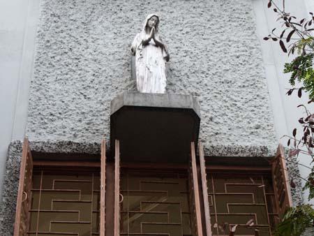 Window and small statue on the corner of the Mother Teresa house