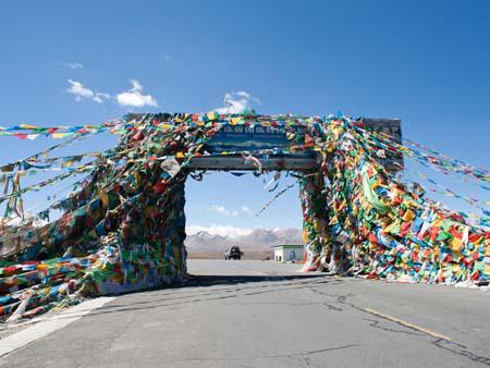 Gyatso-la pass at 5100 metres and the entrance to Everest National Park